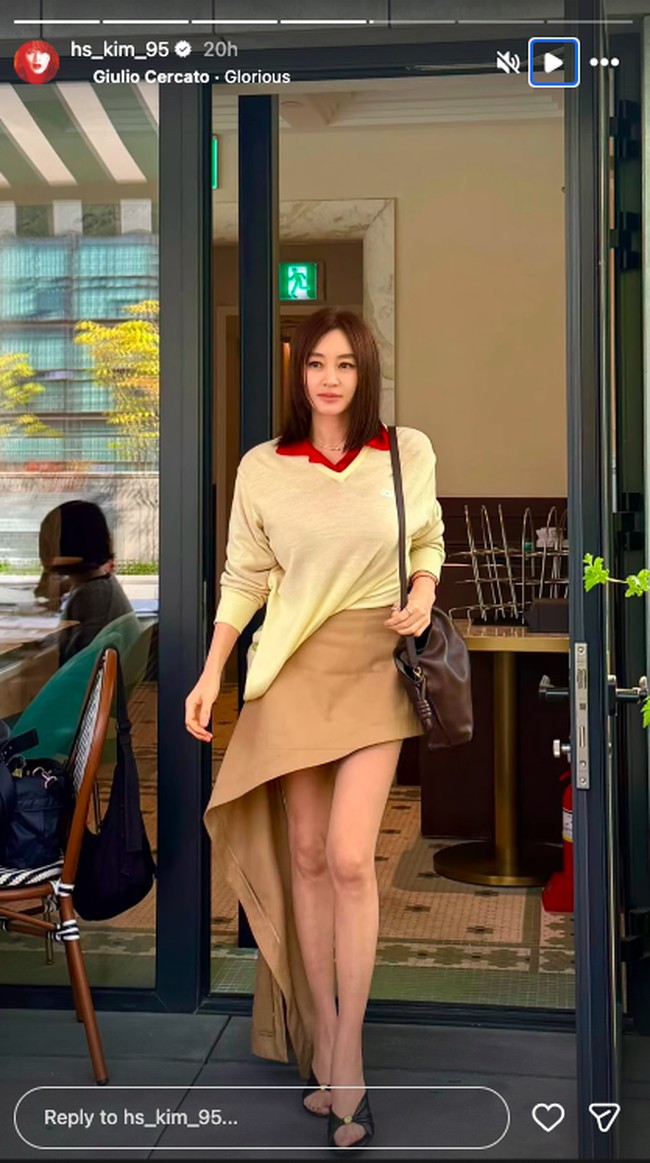 Dalam foto Insta Story, bintang ‘Under the Queens Umbrella’ tersebut memamerkan kaki jenjang saat mengenakan high heels yang juga menambah kesan mewah dan elegan. Foto: Instagram