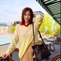 Dalam foto, Kim Hye Soo menawan dengan paduan polo merah dan sweater kuning. Atasan itu dikombinasikan dengan rok asimetris bernuansa khaki. Foto: Instagram
