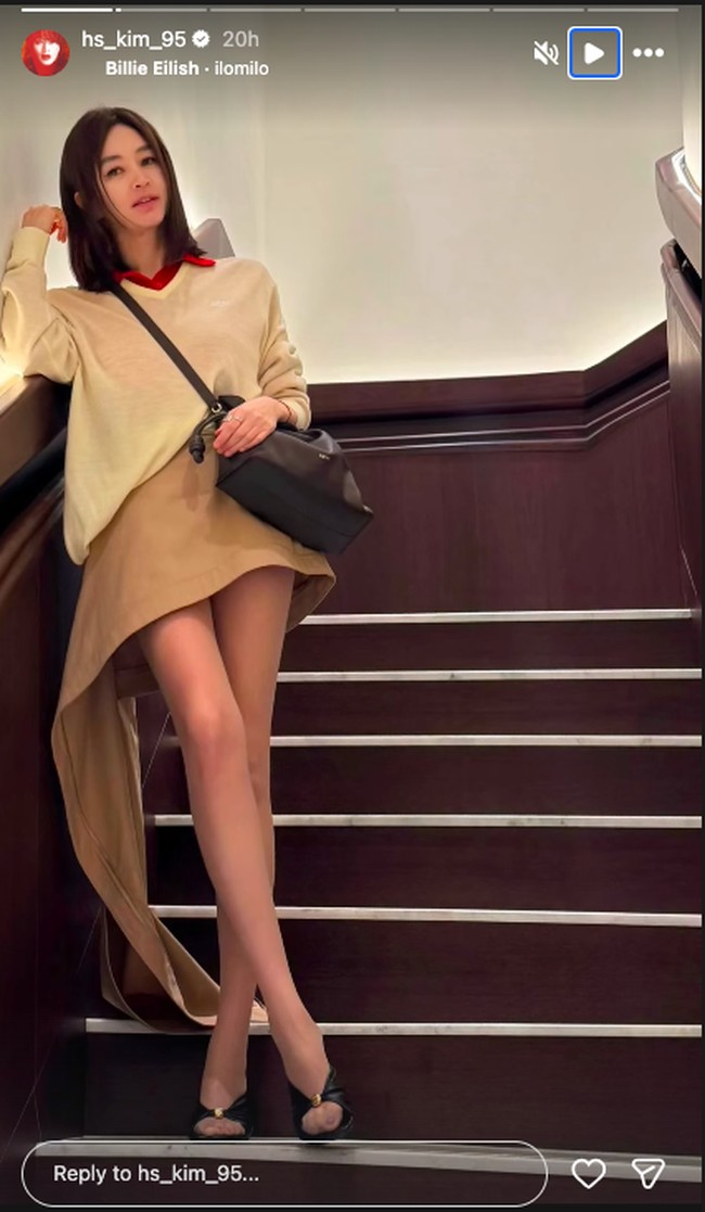 Dengan gayanya yang bisa dibilang berani, Kim Hye Soo yang tahun ini genap menginjak usia 56 tahun terlihat 20 tahun lebih muda. Foto: Instagram