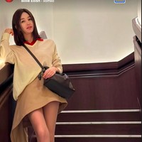 Dengan gayanya yang bisa dibilang berani, Kim Hye Soo yang tahun ini genap menginjak usia 56 tahun terlihat 20 tahun lebih muda. Foto: Instagram