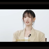 Pesona Kim Ji Won dengan pipi tirus pertama kali terlihat saat menghadiri peluncuran perhiasan BVLGARI ‘ECLECTTICA’ di Milan pada Maret 2026. Tak sedikit penggemar yang mengkhawatirkan kondisi kesehatannya, yang diduga diet ekstrem. Foto: dok. ELLE Korea