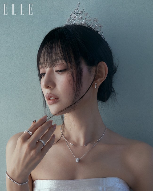 Dalam pemotretan tersebut, Kim Ji Won memeragakan kemewahan koleksi perhiasan terbaru STONEHENgE. Ia telah didapuk menjadi brand ambassador menggantikan posisi Jun Ji Hyun sejak Oktober 2024. Foto: dok. ELLE Korea