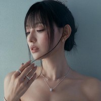 Dalam pemotretan tersebut, Kim Ji Won memeragakan kemewahan koleksi perhiasan terbaru STONEHENgE. Ia telah didapuk menjadi brand ambassador menggantikan posisi Jun Ji Hyun sejak Oktober 2024. Foto: dok. ELLE Korea