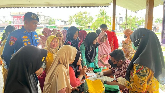 Klinik apun Ditpolairud Polda Riau memberikan pelayanan kesehatan kepada warga pesisir.