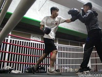 Kolong Flyover Pasar Rebo Disulap Jadi Sasana Tinju Anak Muda