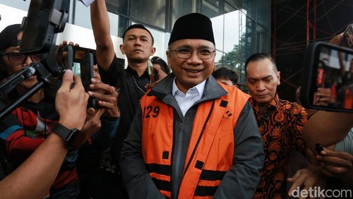 Tersangka kasus dugaan korupsi kuota haji dalam penyelenggaraan ibadah haji 2023-2024 Yaqut Cholil Qoumas berjalan menuju kendaraan tahanan di Gedung Merah Putih KPK, Jakarta, Jumat (8/5/2026). KPK memperpanjang masa penahanan mantan Menteri Agama tersebut selama 30 hari karena penyidik masih memeriksa sejumlah saksi.