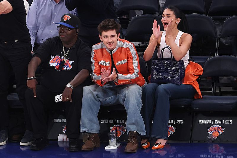 Kylie Jenner dan Timothee Chalamet Aktor Timothée Chalamet bereaksi selama kuarter ketiga dalam Game Kedua Babak Kedua Playoff Konferensi Timur NBA antara New York Knicks dan Philadelphia 76ers di Madison Square Garden pada 06 Mei 2026 di New York City.