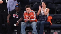 Gaya Santai Kylie Jenner Nonton NBA Bareng Pacar, Bawa Tas Birkin Rp 1 Miliar
