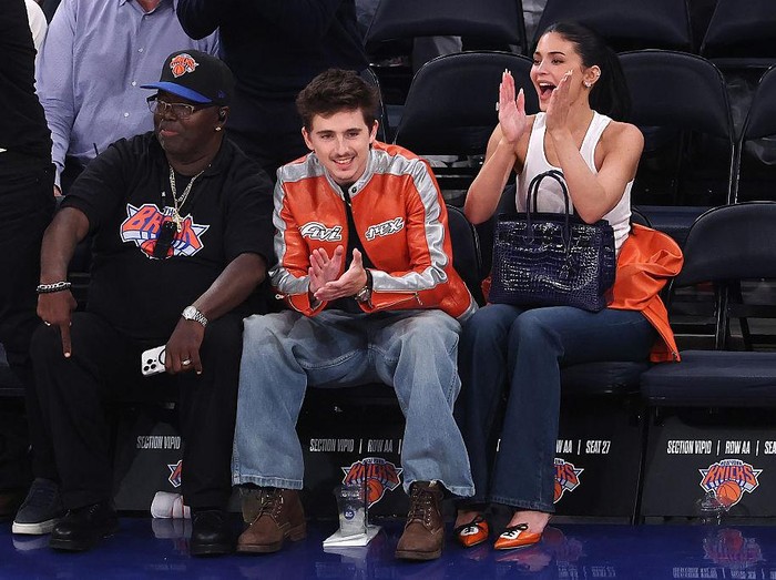 Aktor Timothée Chalamet bereaksi selama kuarter ketiga dalam Game Kedua Babak Kedua Playoff Konferensi Timur NBA antara New York Knicks dan Philadelphia 76ers di Madison Square Garden pada 06 Mei 2026 di New York City.