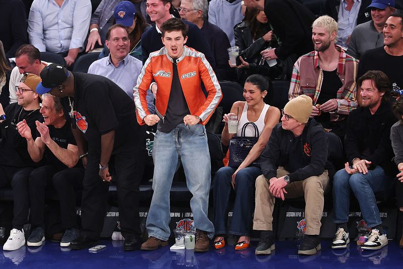 Aktor Timothée Chalamet bereaksi selama kuarter ketiga dalam Game Kedua Babak Kedua Playoff Konferensi Timur NBA antara New York Knicks dan Philadelphia 76ers di Madison Square Garden pada 06 Mei 2026 di New York City.