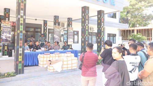 Lanal Labuan Bajo, Polres Manggarai Barat dan Bea Cukai perlihatkan rokok ilegal yang diselundupkan dari Lombok di Mako Lanal Labuan Bajo, Jumat (8/5/2026).