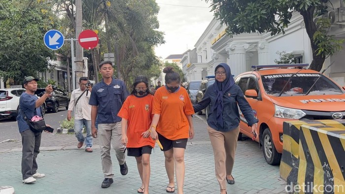Lisa dan pembantunya Naily sudah ditahan Polrestabes Surabaya. Keduanya jadi tersangka penyekapan seorang lansia yang merupakan ayah dari pacar Lisa.