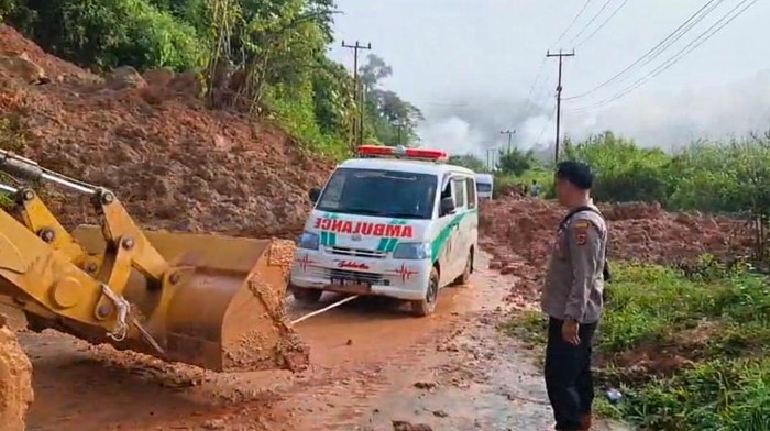 Longsor di Jalur Kerinci-Bangko sehingga jalur diberlakukan buka tutup