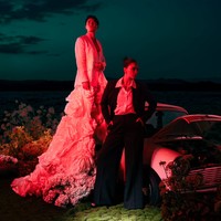 Luna Maya dan Maxime Bouttier tampil unik dalam pemotretan tema androgini. Nuansa merah, hitam, serta pencahayaan dramatis membuat hasil fotonya tampak artistik. Foto: Instagram/@lunamaya/@bouttier_maxime