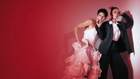 Foto Couple Anti Mainstream! Luna Maya Pakai Jas, Maxime Bergaun Putih