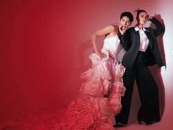 Foto Couple Anti Mainstream! Luna Maya Pakai Jas, Maxime Bergaun Putih