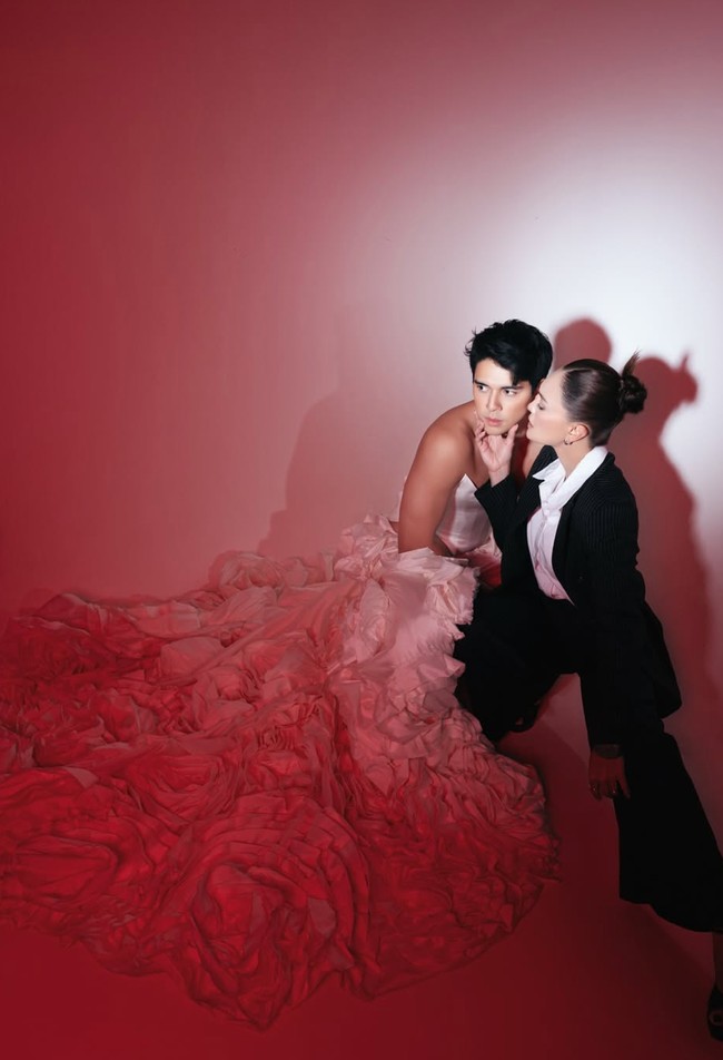 Pemotretan tersebut diketahui sekaligus untuk merayakan ulang tahun pernikahan Luna dan Maxime yang pertama pada 7 Maret. Kolom komentar unggahannya pun dibanjiri ucapan selamat. Foto: Instagram/@lunamaya/@bouttier_maxime
