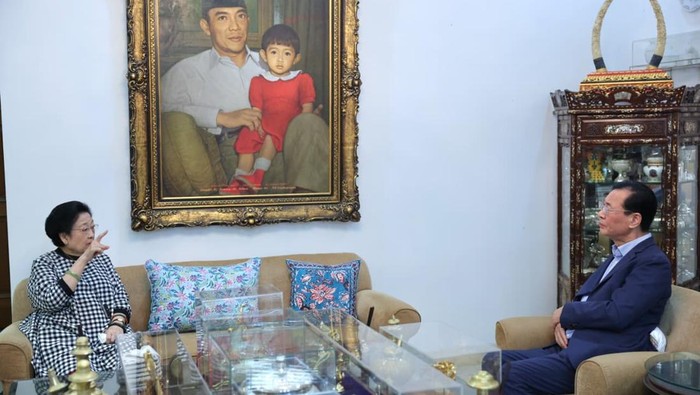 Presiden Ke-5 RI sekaligus Ketua Umum PDIP Megawati Soekarnoputri menerima Penasihat Presiden Korea Selatan Lee Jae-myung, Prof Kim Soo Il, di Menteng, Jakarta Pusat pada Jumat (8/5/2026).