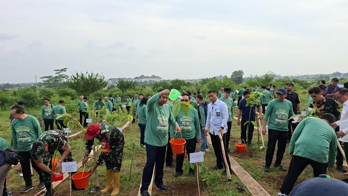 Ara dalam acara Penanaman Satu Juta Pohon oleh Realestat Indonesia (REI) di Lampung