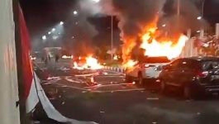 Mobil terbakar di luar Stadion Lukas Enembe usai laga Persipura Vs Adhyaksa FC.