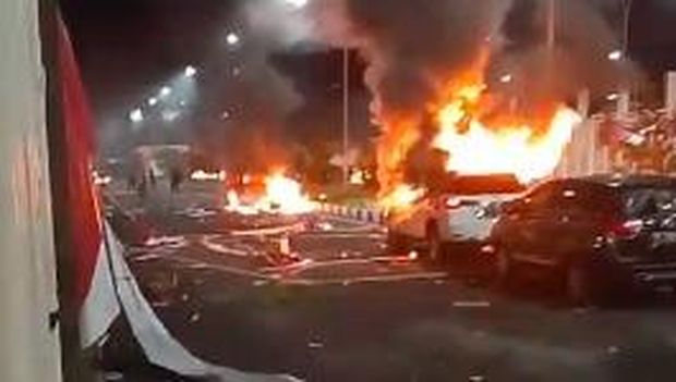 Mobil terbakar di luar Stadion Lukas Enembe usai laga Persipura Vs Adhyaksa FC. Mobil terbakar di luar Stadion Lukas Enembe usai laga Persipura Vs Adhyaksa FC.