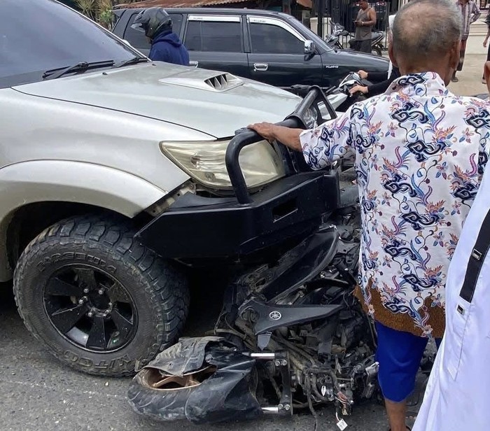 Mobil Toyota Hilux menabrak sepeda motor di Desa Perbaungan, Kecamatan Bilah Hulu, Kabupaten Labuhanbatu. (dok. Polres Labuhanbatu)
