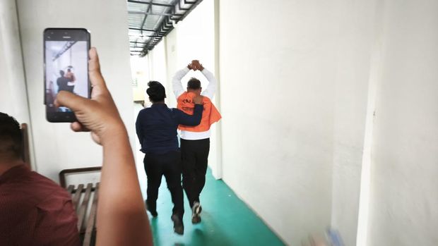 Momen AKBP Basuki berlari menerobos awak media usai mengikuti sidang tuntutan di Pengadilan Negeri Semarang, Kecamatan Semarang Barat, Jumat (8/5/2026). Momen AKBP Basuki berlari menerobos awak media usai mengikuti sidang tuntutan di Pengadilan Negeri Semarang, Kecamatan Semarang Barat, Jumat (8/5/2026).