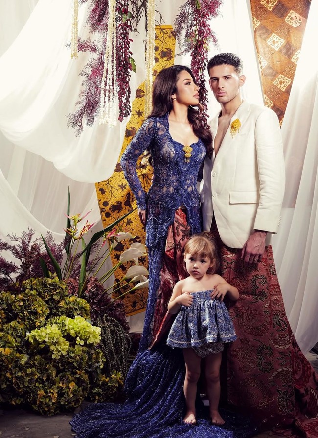Kamari ikut serta di pemotretan prewedding sang mama, Jennifer Coppen bersama Justin Hubner. Ibu anak ini tampil serasi dengan sentuhan modern-etnik berwarna biru navy. Foto: @winstongomez via Instagram @jennifercoppenreal20