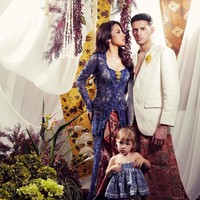 Kamari ikut serta di pemotretan prewedding sang mama, Jennifer Coppen bersama Justin Hubner. Ibu anak ini tampil serasi dengan sentuhan modern-etnik berwarna biru navy. Foto: @winstongomez via Instagram @jennifercoppenreal20