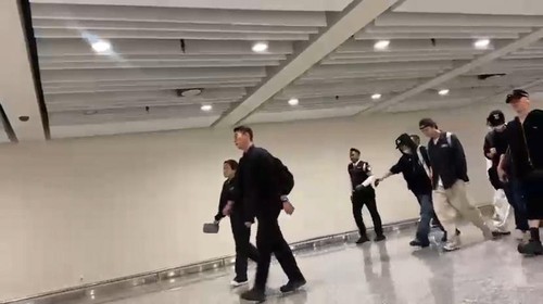 NCT 127 saat tiba di Bandara Internasiona I Gusti Ngurah Rai dan keluar melalui jalur VIP bandara, Jumat (8/5/2026). (dok. Istimewa)