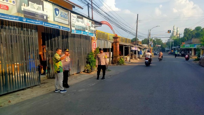 Olah TKP pembacokan di jalan raya Kudus-Colo, Desa Rejosari, Kecamatan Dawe, Kudus, Jumat (8/5/2026).