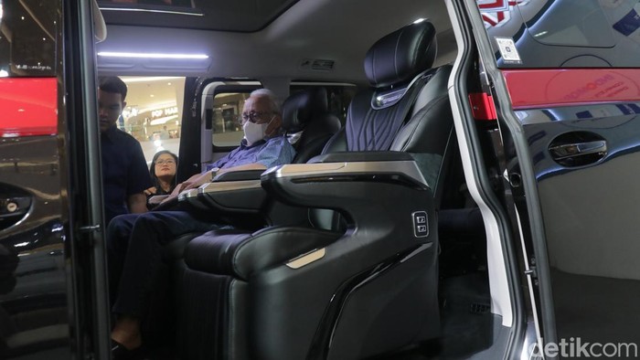 Pameran kendaraan listrik digelar di Senayan City, Jakarta Pusat, Jumat (8/5/2026). Berbagai lini mobil listrik dipamerkan untuk memperkenalkan teknologi kendaraan ramah lingkungan kepada masyarakat.
