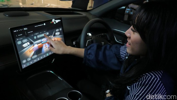 Pameran Mobil Listrik Diserbu Pengunjung