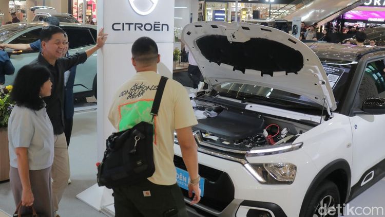 Pameran Mobil Listrik Diserbu Pengunjung