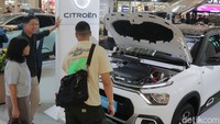 Pameran Mobil Listrik Diserbu Pengunjung