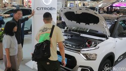 Pameran Mobil Listrik Diserbu Pengunjung