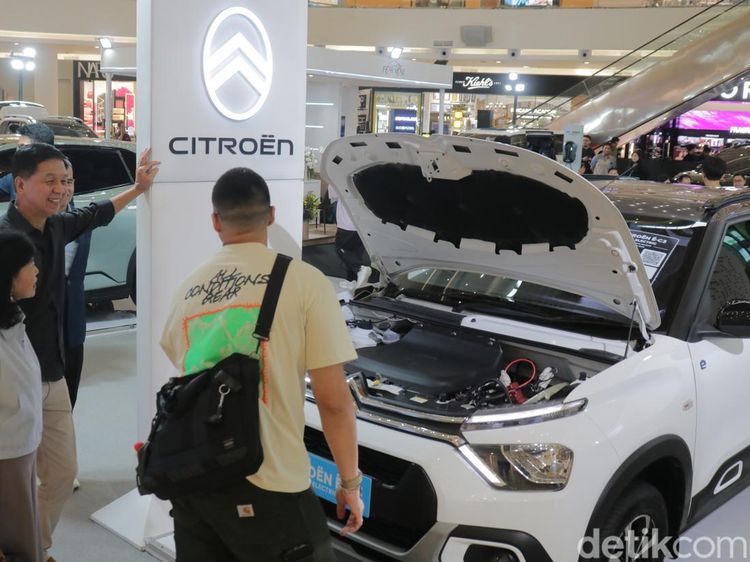 Pameran Mobil Listrik Diserbu Pengunjung