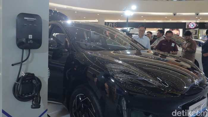 Pameran Mobil Listrik Diserbu Pengunjung