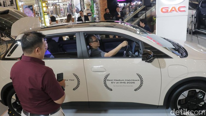 Pameran Mobil Listrik Diserbu Pengunjung