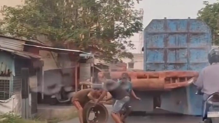 Para bajing loncat saat mencuri pelek dari atas truk di Medan. (dok. Medsos)