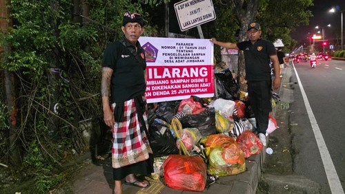 Pecalang di Jimbaran memasang spanduk larangan membuang sampah di wilayah Jimbaran, Rabu (6/5/2026). (Dok. Pecalang Desa Adat Jimbaran)