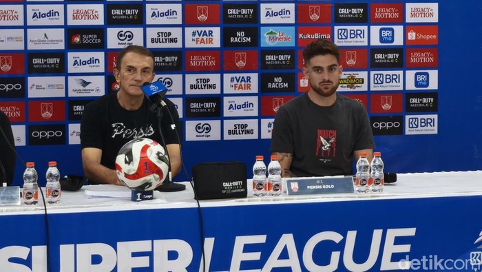 Pelatih Persis Solo, Milomir Seslija, dan pemain Dejan Tumbas saat konferensi pers di Stadion Manahan, Solo, Jumat (8/5/2026).