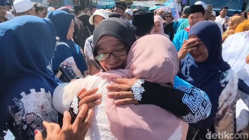Pelepasan calon jemaah haji asal Kota Denpasar di Terminal Ubung, Denpasar, Jumat (8/5/2026). (Ahmad Firizqi Irwan/detikBali)