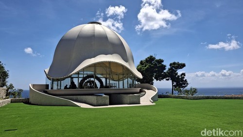 Pembangunan wedding chapel Olaya di tebing Pantai Suluban, Uluwatu, Kuta Selatan, Badung, Bali, Jumat (8/5/2026). (Foto: Fabiola Dianira/detikBali)