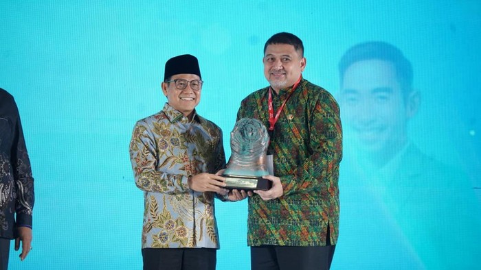 Pemkot Makassar meraih Paritrana Award sebagai kabupaten/kota terbaik se-Indonesia.