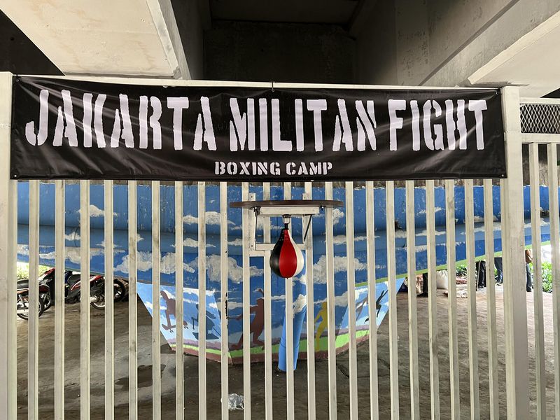 Penampakan arena tinju di kolong flyover Pasar Rebo, Jakarta Timur (Adhfar/detikcom)