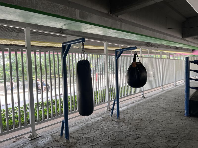 Penampakan arena tinju di kolong flyover Pasar Rebo, Jakarta Timur (Adhfar/detikcom)