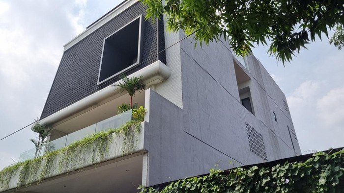 Penampakan rumah anggota BPK, Haerul Saleh usai kebakaran.
