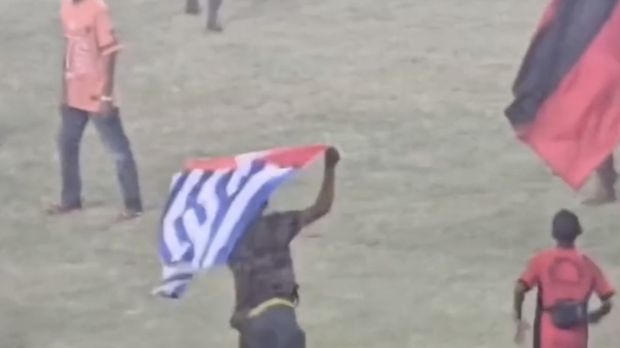 Penampakan suporter membawa bendera Bintang Kejora saat Persipura Vs Adhyaksa FC berakhir ricuh. Dokumen Istimewa Penampakan suporter membawa bendera Bintang Kejora saat Persipura Vs Adhyaksa FC berakhir ricuh. Dokumen Istimewa