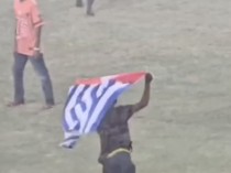Persipura Vs Adhyaksa Ricuh, Suporter Bawa Bendera Bintang Kejora ke Lapangan
